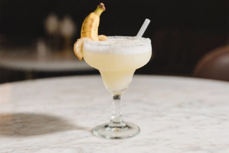 Frozen Banana Daiquiri: The Creamy, Beach-Party Cocktail Your Blender Was Born to Make