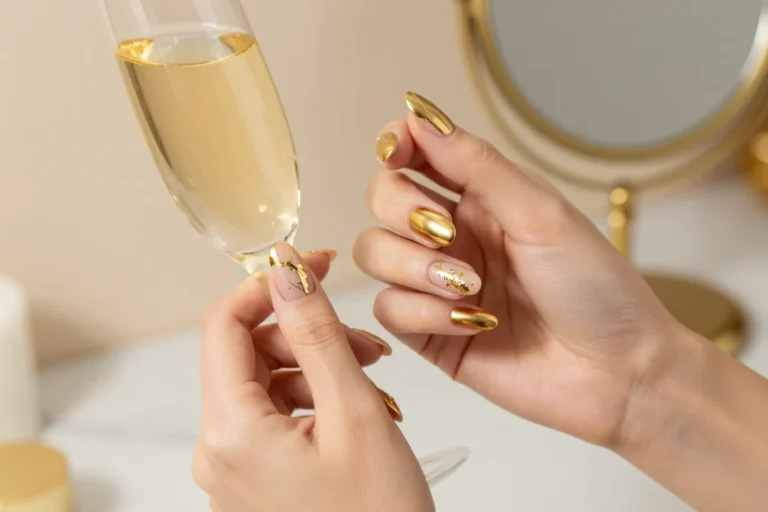 17 Gold Nails That’ll Make Your Selfies Look Ridiculously Expensive