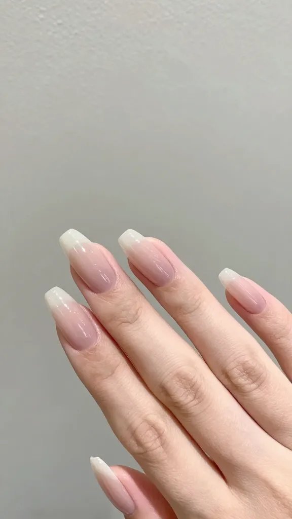 Elongated fingers, tapered square nails.
